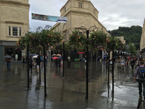 Esőben is forgalmasak az utcák